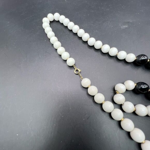 Vintage Classic Necklace Black And White Beads On Gold Tone Chain Classic Money - Picture 4 of 6
